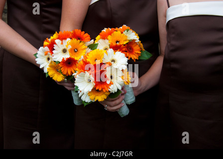 mit orangefarbenen und weißen Sträuße Brautjungfern Stockfoto