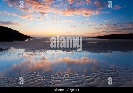 Am Abend Strand Reflexionen in False Bay, Connemara, County Galway, Irland. Stockfoto