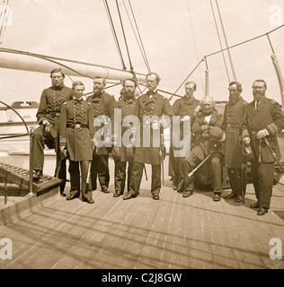 Hafen von Charleston, S.C. Hinterer Admiral John A. Dahlgren (fünfter von links) und Mitarbeiter an Bord USS Pawnee Stockfoto