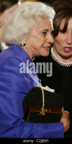 Höchstes Gericht Gerechtigkeit Sandra Day O'Connor Präsident Lincolns 199. Geburtstag besuchte der Präsident und Frau Bush den Ruhestand Stockfoto