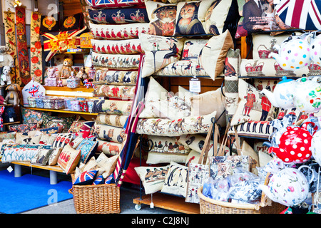 Anzeige von Souvenirs, Andenken und Geschenke von England auf einer indoor Marktstand in Windsor, Berkshire, England, UK Stockfoto