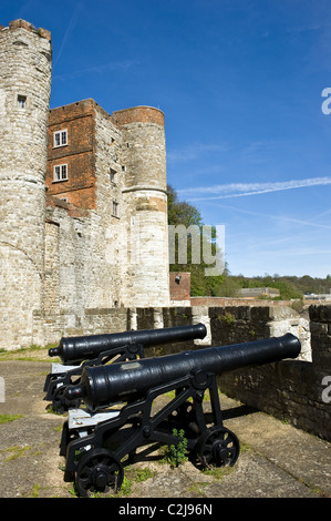 Zwei Kanonen auf der Bastion in Upnor Castle positioniert. Stockfoto