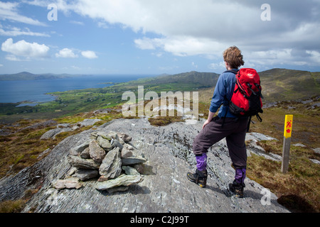 Wanderer auf dem Gipfel des Rosskerrig Berg, Ahakista Loop, Sheeps Head Halbinsel, County Cork, Irland. Stockfoto