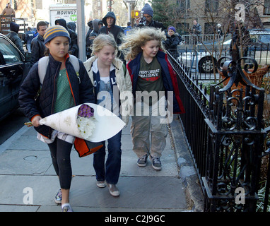 Blumen, Teddys und Kondolenz-Karten außerhalb Michelle Williams Stadthaus New York City, USA - 23.01.08 Stockfoto