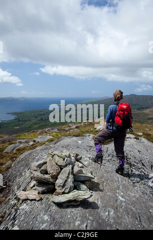 Wanderer auf dem Gipfel des Rosskerrig Berg, Ahakista Loop, Sheeps Head Halbinsel, County Cork, Irland. Stockfoto