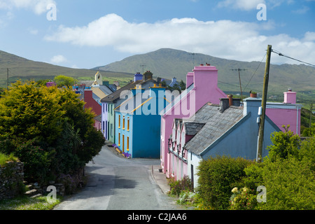 Die bunten Häuser von Eyeries Dorf, Beara Halbinsel, County Cork, Irland. Stockfoto