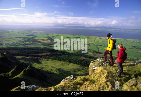 Wanderer über Magilligan Punkt vom Gipfel des Binevenagh, County Derry, Nordirland. Stockfoto