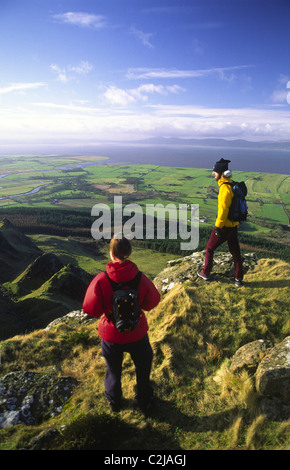 Wanderer über Magilligan Punkt vom Gipfel des Binevenagh, County Derry, Nordirland. Stockfoto