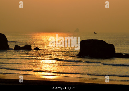 Sonnenuntergang am Kapelle Rock, Perranporth, Cornwall am St Pirans Tag Stockfoto