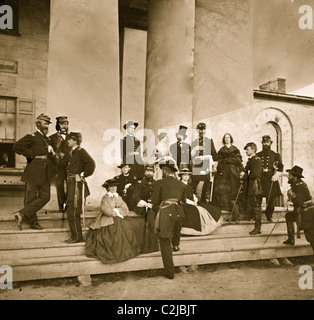 Gen Samuel P. Heintzelman und Mitarbeiter im Arlington House. (Mathew B. Brady, ist der Fotograf in einen Zylinder dargestellt) Stockfoto