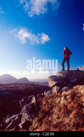 Walker gegen Errigal Mountain von dooish. Glenveagh National Park, Derryveagh Berge, Co Donegal, Irland. Stockfoto