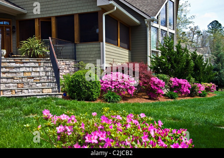 Vorderen Veranda eines Hauses zeigt die blühenden Azaleen in den gepflegten Garten. Stockfoto