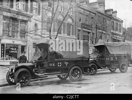 Carting Schnee von New York Straßen von Pferd & Wagen Stockfoto