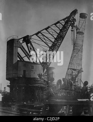 Riesen Kran heben Schlachtschiff Turm bei Newport News Shipbuilding Stockfoto