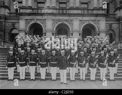 Marine Corps Band vorne an der Treppe zum Executive Office Building Stockfoto