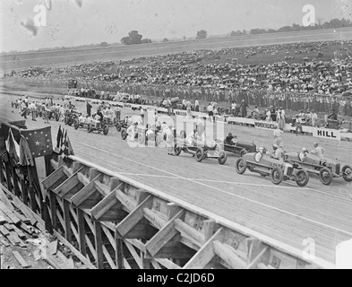 Auto Racers bei Speedway am Start das Rennen zu starten. Stockfoto