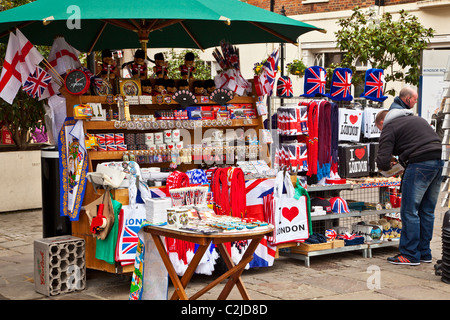 Anzeige von Souvenirs, Andenken und Geschenke von England und London an einem Straßenstand in Windsor, Berkshire, England, UK Stockfoto