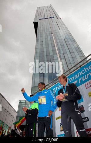 Haile Gebrselassie feiert, wie er mit seiner Medaille dargestellt wird, nach dem Gewinn der Manchester 10k laufen im Jahr 2010 Stockfoto