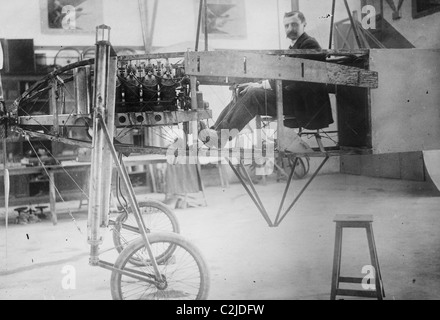 Französische Aviator & Engineer Louis Bleriot in seiner Werkstatt Stockfoto