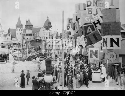 Luna Park Vergnügungen auf Coney Island zu öffnen mit den Hindernislauf. Stockfoto