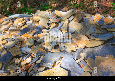 Graue Felsen aufgetürmt zusammen um einen strukturierten Hintergrund bilden Stockfoto