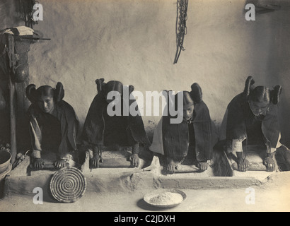 Hopi Frauen kneten Teig Stockfoto