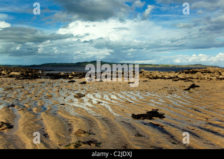 Ein Blick über Kirkudbright Bucht am Strand in der Nähe von Ross Bay, Dumfries und Galloway entnommen Stockfoto