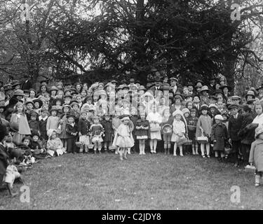 Easter Egg Roll Kinder posieren auf dem Rasen des weißen Hauses Stockfoto