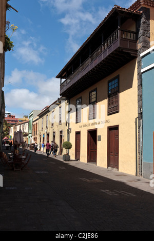 Typische Holzbalkon an einem Gebäude in San Cristobal De La Laguna auf Teneriffa, Kanarische Inseln, Spanien Stockfoto