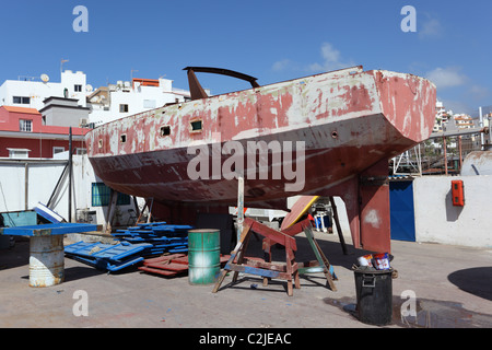 Alten Bootsreparaturen. Los Cristianos, Kanarischen Insel Teneriffa, Spanien Stockfoto