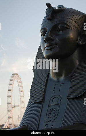 Ägyptische Sphinx-Statue auf dem Themse-Ufer mit dem London Eye im Hintergrund Stockfoto