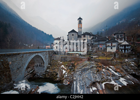 Lavertezzo - ein schönes kleines Dorf im Valle Verzasca, Tessin, Schweiz Stockfoto