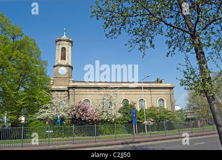 Str. Peters Kirche, Hammersmith, West London, England, gesehen auf der great West Road oder A4 Stockfoto