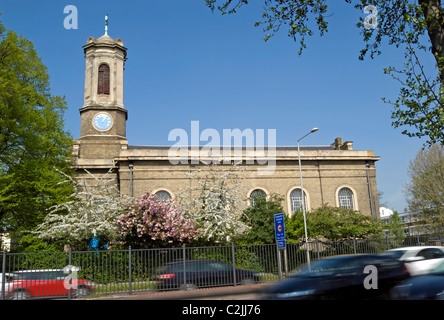 Str. Peters Kirche, Hammersmith, West London, England, gesehen auf der great West Road oder A4 Stockfoto