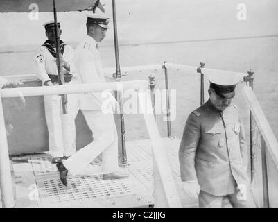 Kronprinz Hirohito Return und ist von Gewehr auf Schiff begrüßte Stockfoto