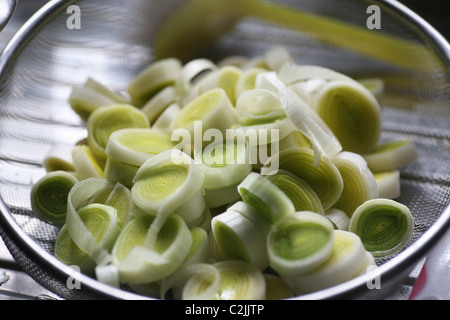 Lauch (Allium Porrum), ein Gemüse in Scheiben in einem Sieb Stockfoto