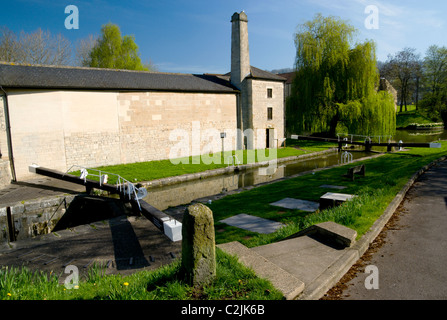 Bodenschloss und Pumpstation auf Kennet und Avon Canal, Widcombe, Bath, Somerset, England, UK. Stockfoto