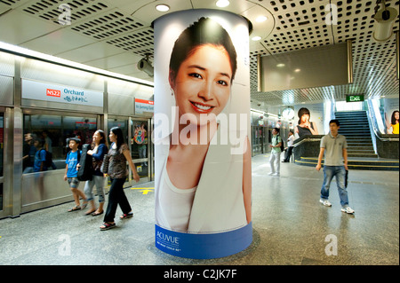 Auffällige Werbung in Singapore Mass Rapid Transit (MRT) u-Bahn-System. Hier bei Station Orchard auf der Nord-Süd-Linie Stockfoto