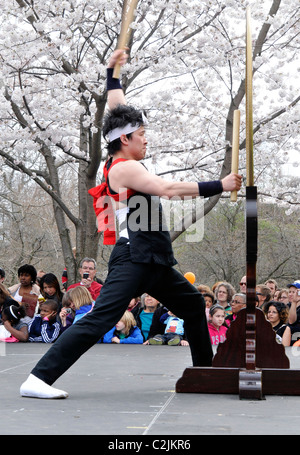 Leistung der Tamagawa University Taiko Drumming und Dance Troupe, Sakura Sonntag Frühlingsfest, Philadelphia, USA Stockfoto