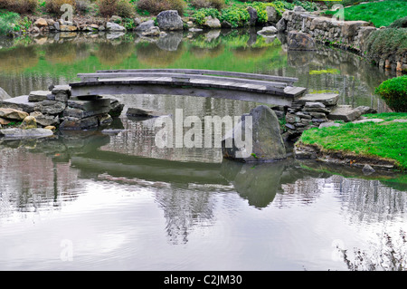 Holzbrücke im japanischen Haus und Garten, Fairmount Park, Philadelphia, Pennsylvania, USA Stockfoto