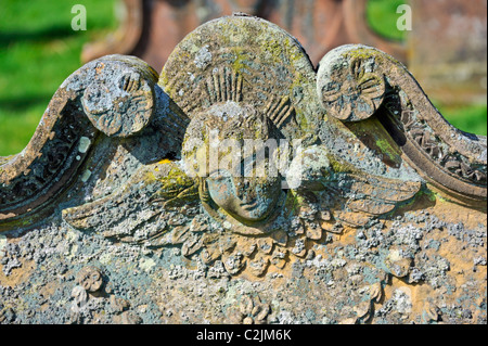 Detail der Grabstein mit Engel-Design. Kirche des Heiligen Cuthbert, Kirklinton, Cumbria, England, Vereinigtes Königreich, Europa. Stockfoto