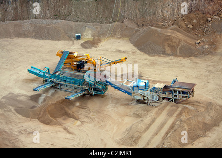 Ein Steinbruch für Fels, Stein, Sand und mehr; mit schwerem Gerät Stockfoto