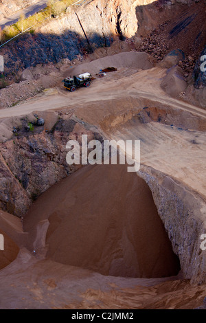 Ein Steinbruch für Fels, Stein, Sand und mehr; mit schwerem Gerät Stockfoto