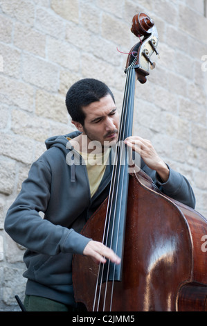 Kontrabassist bei der gotische Teil von Barcelona, Spanien Stockfoto