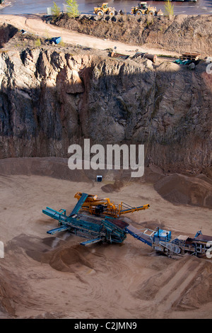 Ein Steinbruch für Fels, Stein, Sand und mehr; mit schwerem Gerät Stockfoto