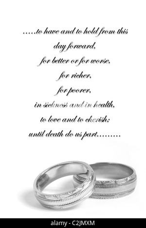 Ein paar von zwei Trauringe auf einem weißen Hintergrund Gold oder Weißgold. Stockfoto