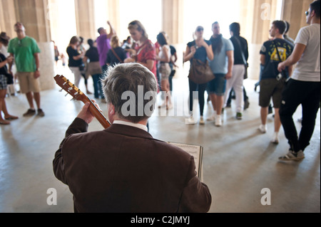 Musiker, spielt Gitarre in den Park Güell, Barcelona, Katalonien, Spanien Stockfoto