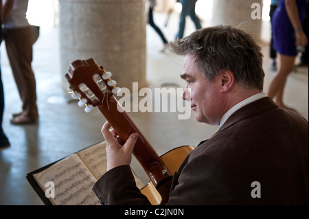 Musiker, spielt Gitarre in den Park Güell, Barcelona, Katalonien, Spanien Stockfoto