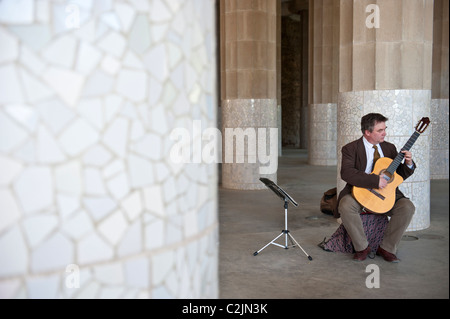 Musiker, spielt Gitarre in den Park Güell, Barcelona, Katalonien, Spanien Stockfoto