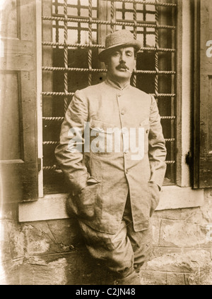 Giacomo Puccini in Jacke, Zigarette rauchen Stockfoto